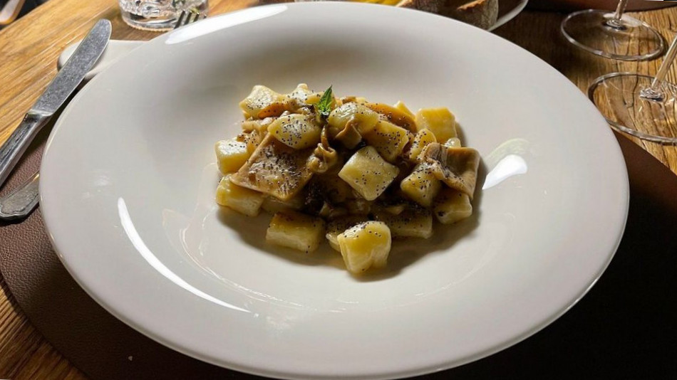 restaurant image